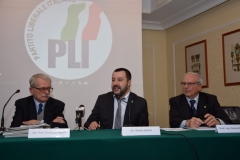 salvini accoglie tra e sue braccia gli pseudoliberali